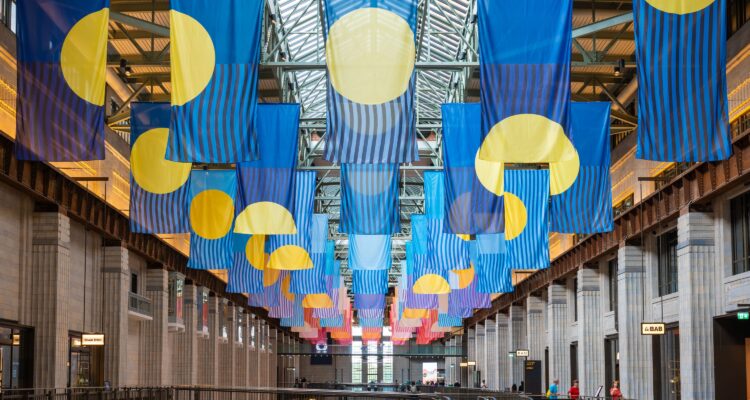 La exposición reúne a 12 artistas y colectivos internacionales, con instalaciones, vídeo, pintura y performance en diálogo con sistemas algorítmicos, económicos y sociales