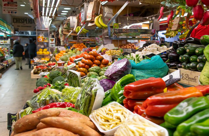 Imagen de archivo de un puesto de fruta y verdura del mercado municipal de Las Ventas