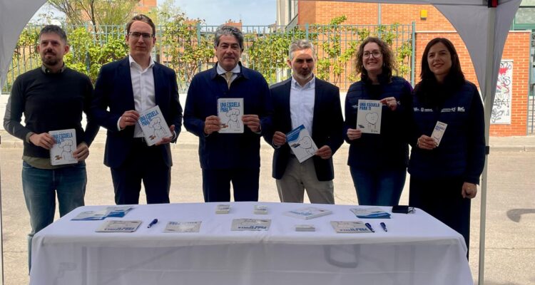 Punto de información del 'Bus del Empleo' en Hortaleza