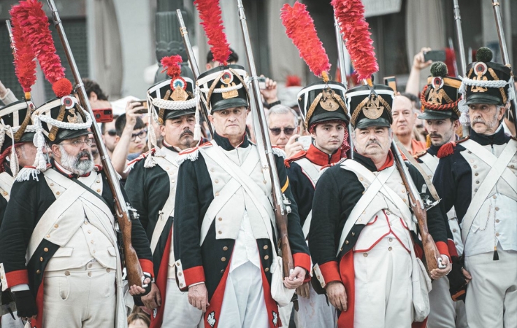 Recreación histórica del 2 de mayo con participantes vestidos de soldados de época en Madrid