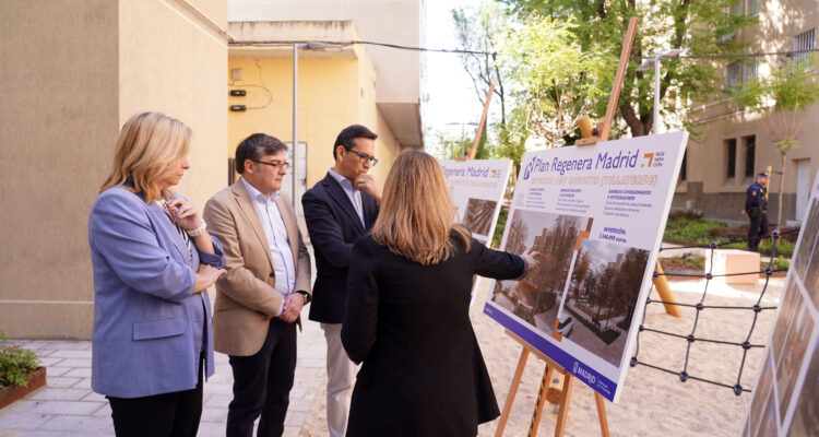 Sanz, González y Chacón en momento visita