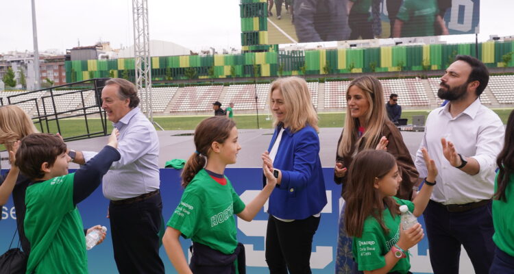 Sanz con alumnos participantes en las Escoladas 2026