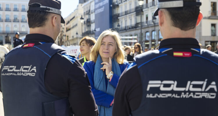 Sanz con miembros Policía Municipal participantes en dispositivo Semana Santa