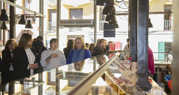 Sanz durante la visita al Mercado de San Miguel