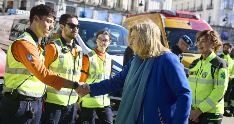 Sanz saludando a participantes de Samur-PC del dispositivo de Semana Santa