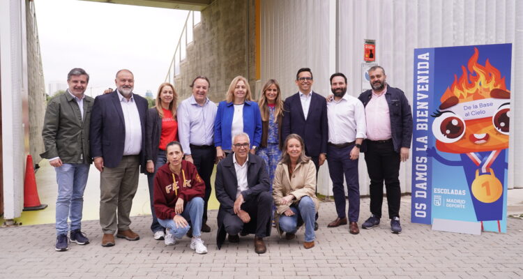 Sanz y Cea con concejales de distritos participantes en las Escoladas 2026