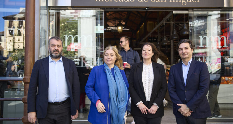 Sanz y Segura durante su visita al Mercado de San Miguel
