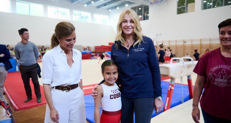 La concejala Almudena Maíllo, junto a Nadia Comăneci en el Centro Deportivo Municipal San Blas