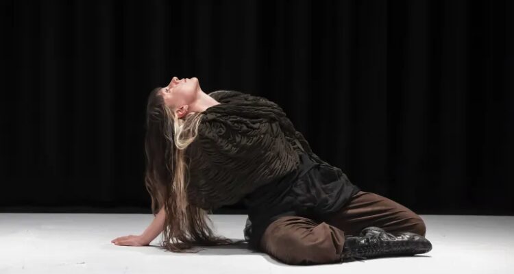 Imagen del espectáculo 'Oasis Of Serenety', de la coreógrafa e intérprete Laura Ramírez Ashbaugh. © Thomas Lenden