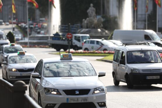Taxis circulando por la calle de Alcalá (imagen de archivo)