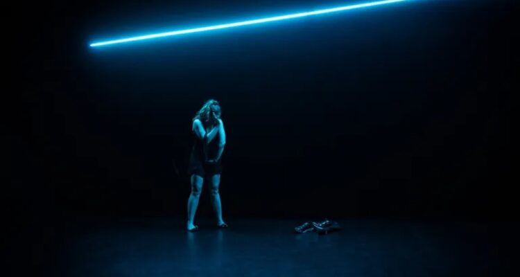 Imagen del espectáculo '#Thisisbeauty', de la coreógrafa y bailarina argentina Lisi Estarás. © Maya Wilsens