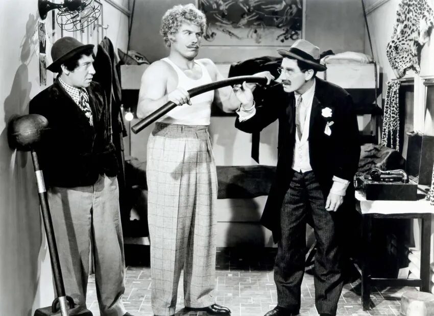 Escena en blanco y negro de los Hermanos Marx en la película Una tarde en el circo