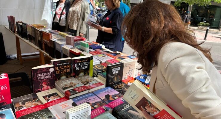 Paula Gómez-Angulo ha visitado varias librerías con motivo del Día del Libro