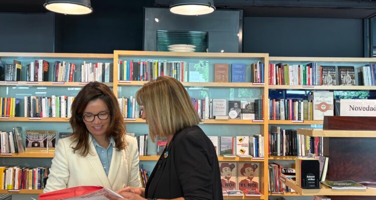 Paula Gómez-Angulo ha visitado varias librerías con motivo del Día del Libro