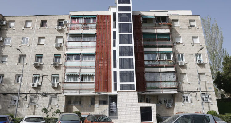 Vista frontal de edificio participante en Plan Rehabilita