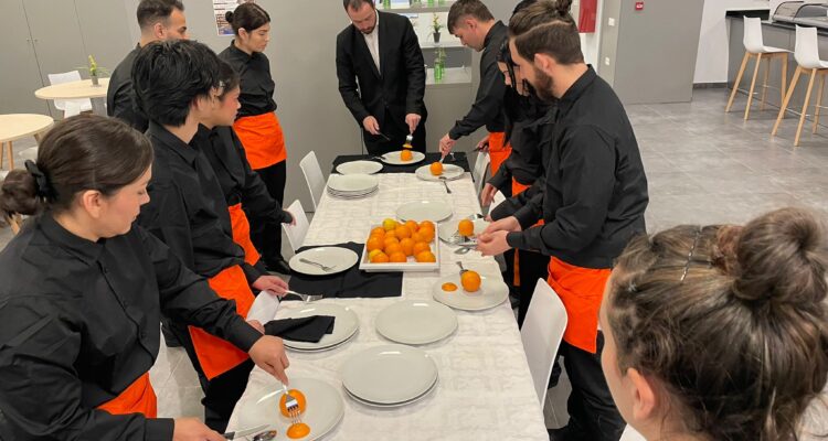 Alumnos cocinando en una cocina profesional durante un curso en la Escuela Municipal de Hostelería y Alimentación de Madrid.