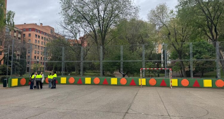 Resultado final de la intervención en la Instalación Deportiva Básica Jazmín de Ciudad Lineal para recuperar muros vandalizados.