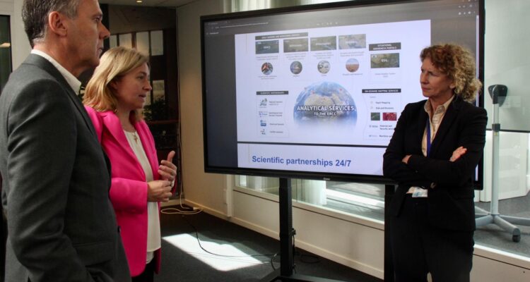 La vicealcaldesa de Madrid y delegada de Seguridad y Emergencias, Inma Sanz, visita en Bruselas el Centro de Coordinación de Respuesta a Emergencias