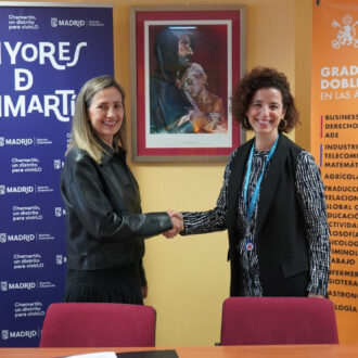 Dos mujeres firmando un acuerdo