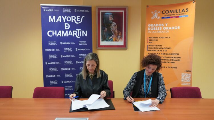 Dos mujeres firmando un acuerdo