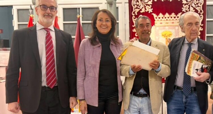 Navarro, junto al escritor Luis Alberto de Cuenca, al cineasta José Luis Garci y el comisario de la exposición, David García