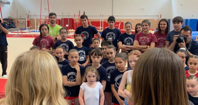 La concejala Almudena Maíllo, junto a Nadia Comăneci en el Centro Deportivo Municipal San Blas