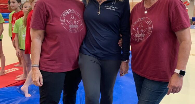 La concejala Almudena Maíllo, junto a Nadia Comăneci en el Centro Deportivo Municipal San Blas