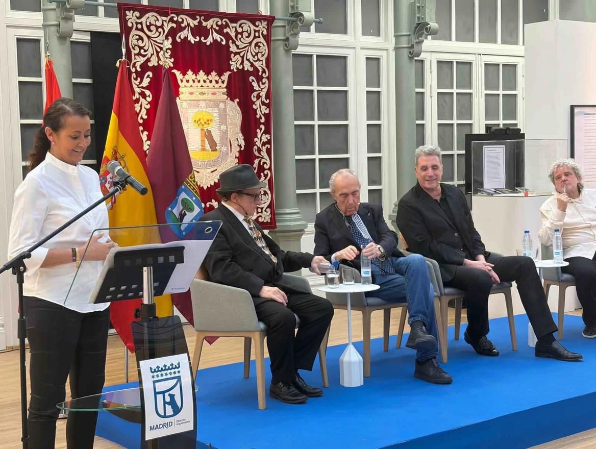Lola Navarro en la charla ‘Versos que se cantan’ con Javier Gurruchaga, Luis Alberto de Cuenca y Loquillo