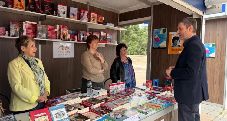 El concejal de Latina, Alberto González, en la Feria del Libro