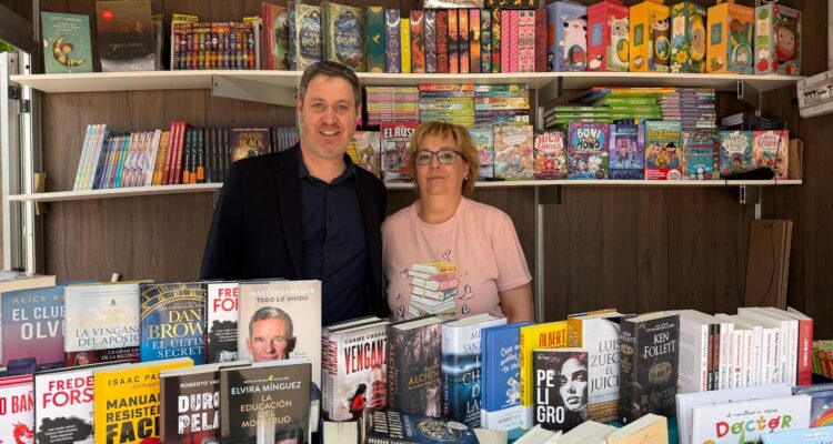 El concejal de Latina, Alberto González, en la Feria del Libro