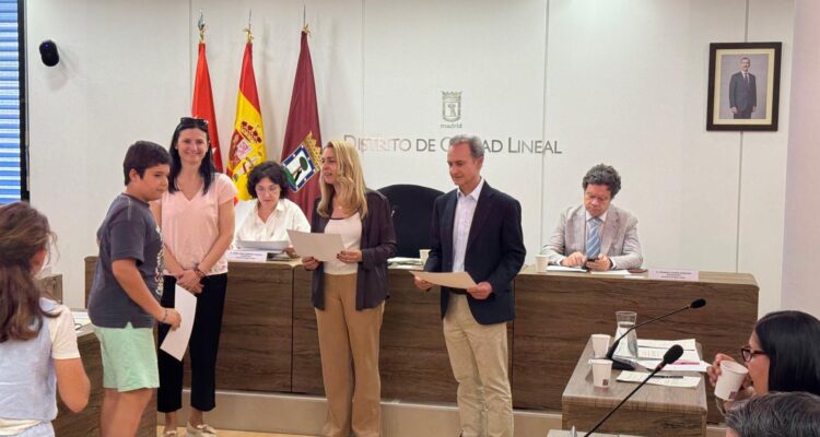 La concejala Nadia Álvarez en el Pleno de Infancia y Adolescencia de Ciudad Lineal