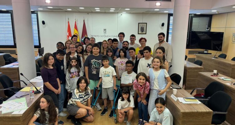 La concejala Nadia Álvarez en el Pleno de Infancia y Adolescencia de Ciudad Lineal