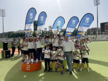 Jaime González Taboada, concejal de distrito de Chamberí, junto con los primeros clasificados del Cross Escolar del distrito