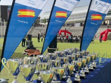 Mesa de trofeos de la competición de Cross Escolar de Chamberí de 2026