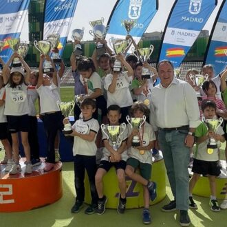 Jaime González Taboada, concejal de distrito de Chamberí, junto con los primeros clasificados del Cross Escolar del distrito