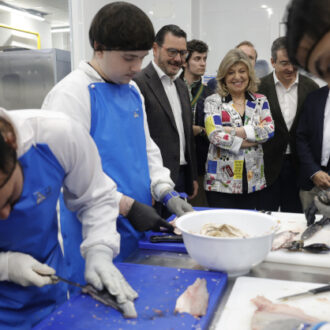 Hidalgo visita los talleres de empleo de carnicería y pescadería en la Escuela Municipal de Hostelería y Alimentación