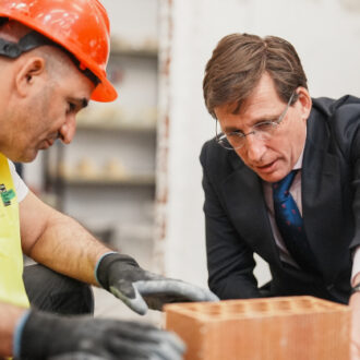 El alcalde de Madrid, José Luis Martínez-Almeida, ha visitado esta mañana la Escuela Municipal de Empleo Verde y Oficios