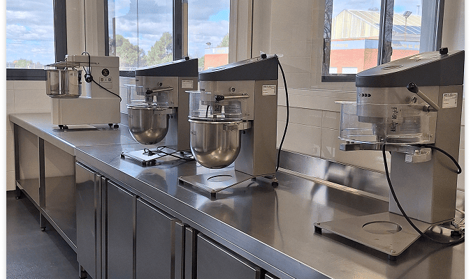 Amasadoras industriales en el aula de repostería de la Escuela Municipal de Hostelería y Alimentación de Madrid.