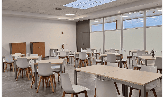 Comedor o aula de servicio con mesas y sillas en la Escuela Municipal de Hostelería y Alimentación de Madrid.
