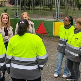 La concejala de Ciudad Lineal, Nadia Álvarez, junto con voluntarios del cercano Centro de Día Municipal Carmen Laforet y de la Asocación Juvenil ATZ en la Instalación Deportiva Básica Jazmín.