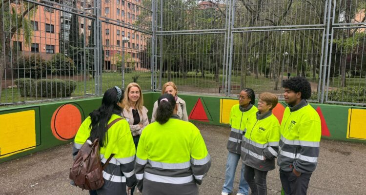 La concejala de Ciudad Lineal, Nadia Álvarez, junto con participantes en la actividad en la Instalación Deportiva Básica Jazmín.