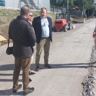 Pezuela visita las obras de reforma de la pista de atletismo del CDM Moratalaz