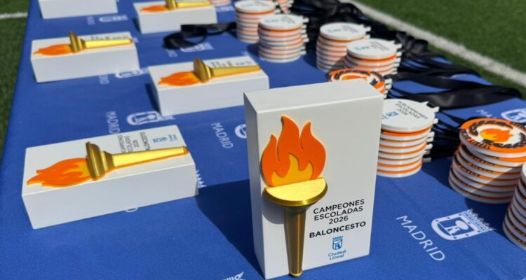 Mesa de trofeos de las finales de las Escoladas de Ciudad Lineal 2026