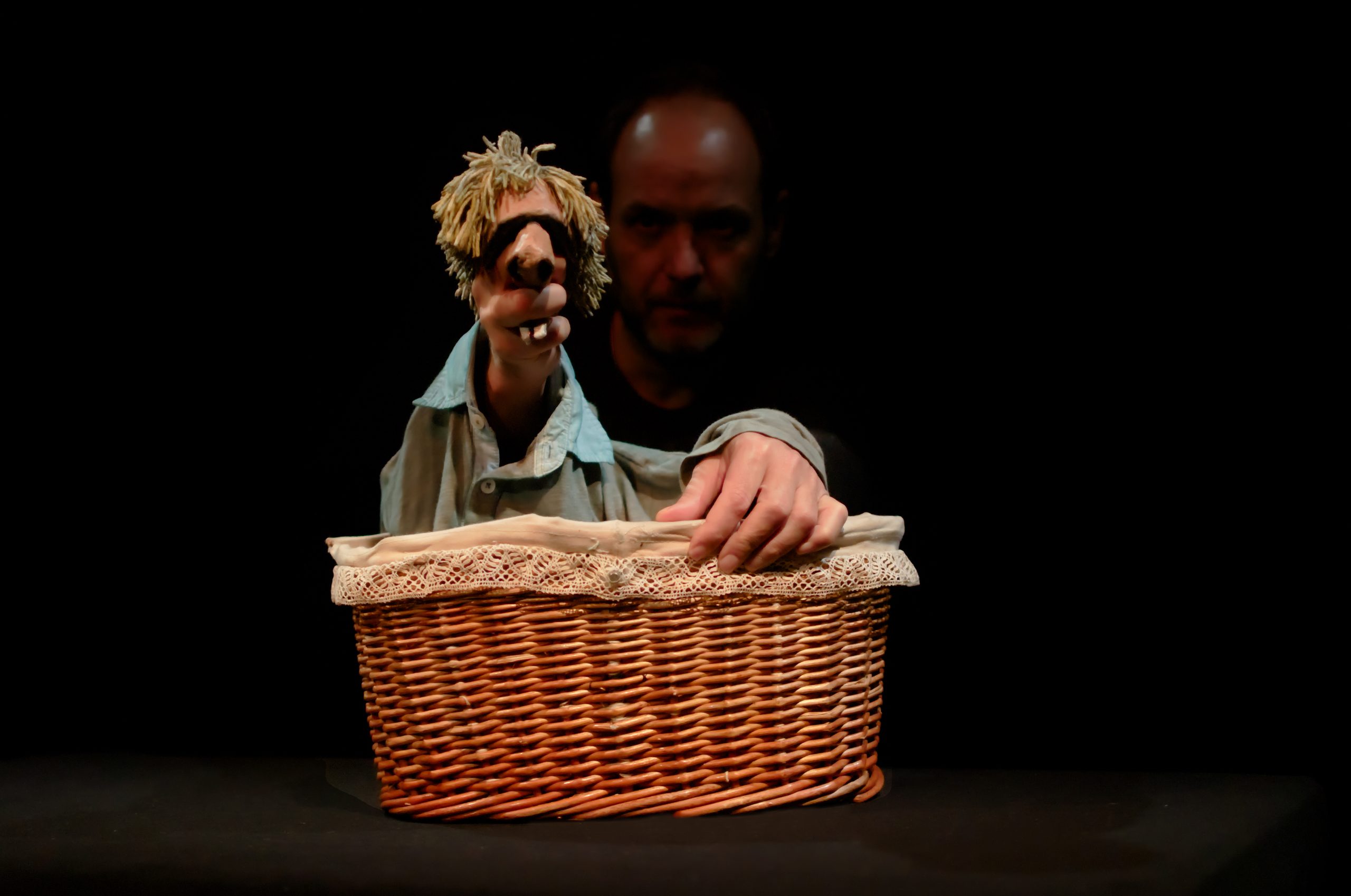 Marioneta en escena manipulada por actor en el espectáculo VIDA de Javier Aranda