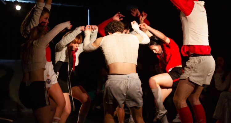 'JACA DE …? Soy la reina de la pista. Quisiera hablar de…?' Una experiencia participativa de La Cacharra