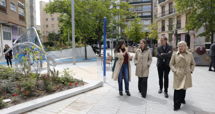 García Romero y Hernández de la Riva visitan las mejoras en la Plaza de Dalí