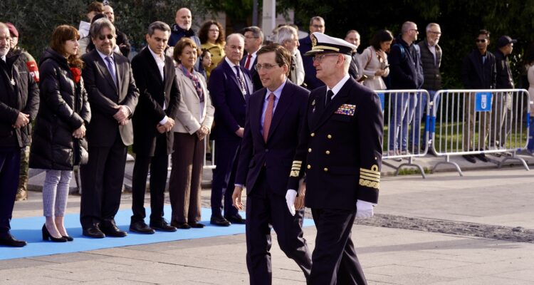 El alcalde de Madrid, José Luis Martínez-Almeida, junto al jefe de Estado Mayor del Ejército de la Defensa, Teodoro López Calderón
