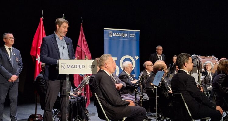 El concejal de Latina, Alberto González, en el homenaje al compositor Manuel Lillo