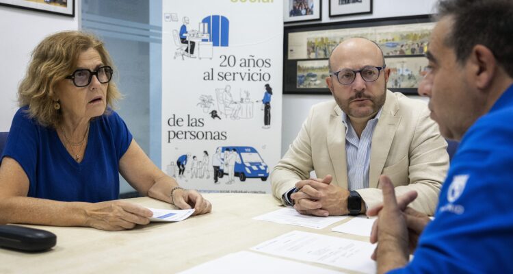Fernández, durante su visita a la sede de SAMUR Social para abordar el dispositivo previsto 4durante la visita del Papa