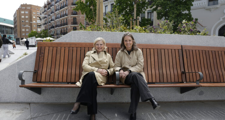 García Romero y Hernández de la Riva visitan las mejoras en la Plaza de Dalí